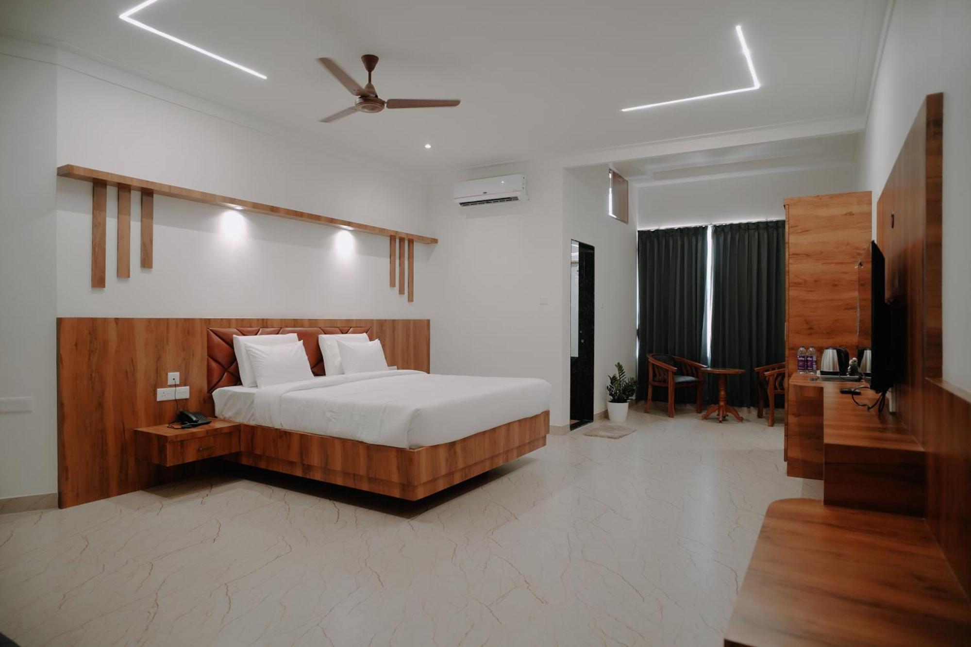 Shambhavi Hotel And Convention Centre 우두피 외부 사진