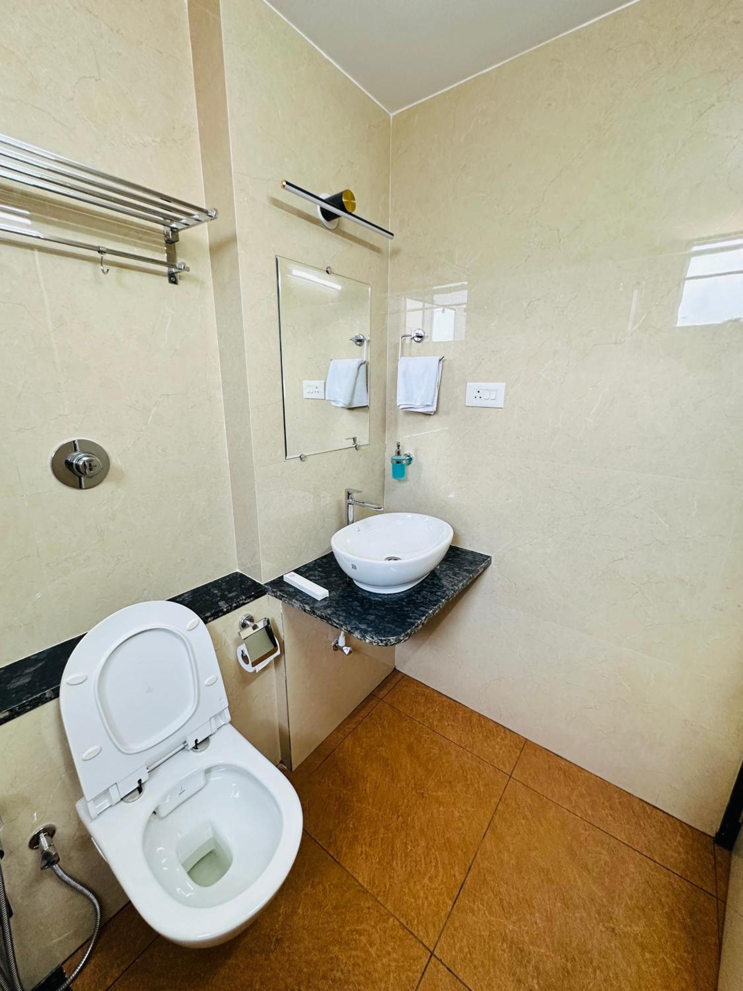 Shambhavi Hotel And Convention Centre 우두피 외부 사진